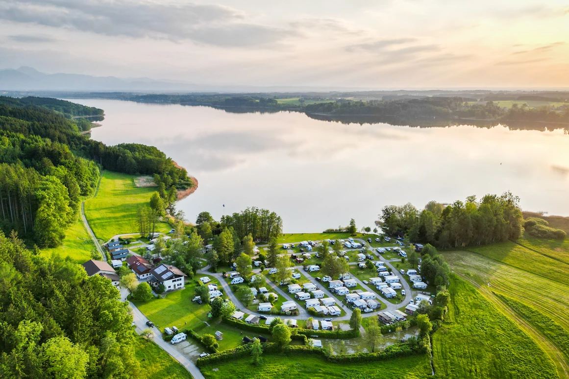 Camping Stein am Simssee: Ruhig und idyllisch, mit Blick über Wasser und Berge - Campingleitsystem Bayern