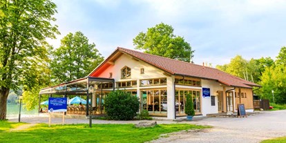 Campingplätze - Grillen mit Holzkohle möglich - Deutschland - Im Seehaus findet Kulinarik-Liebhaber saisonelle und regionale Küche  - Camping am Pilsensee