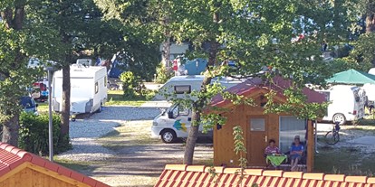 Campingplätze - Auto am Stellplatz - Camping Seeshaupt