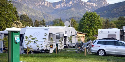 Campingplätze - Auto am Stellplatz - Deutschland - Kaiser Camping Outdoor Resort