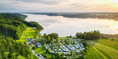 Campingplätze - Bänke und Tische für Zelt-Camper - Region Chiemsee - Campingplatz Stein am Simssee umrandet von Wiesen, Wald und See - Camping Stein