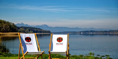 Campingplätze - Kochmöglichkeit - Liegestühle mit Blick über den See auf die Berge - Camping Stein