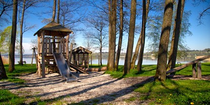 Campingplätze - Grillen mit Holzkohle möglich - Deutschland - naturbelassener Spielplatz mit hohen Bäumen, direkt am See - Camping Stein