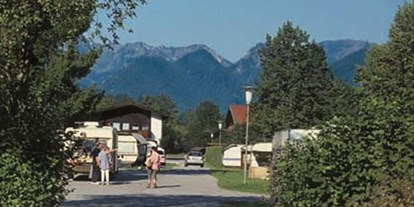 Campingplätze - Auto am Stellplatz - Oberbayern - Camping Ortnerhof