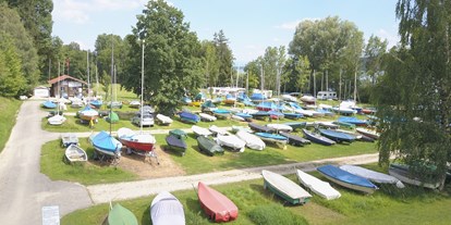 Campingplätze - Auto am Stellplatz - Waging am See - Ferienparadies Gut Horn