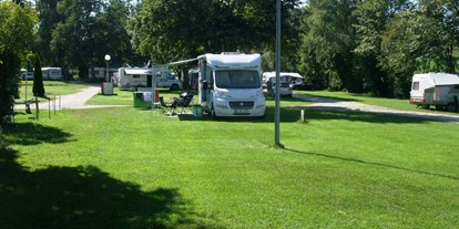 Campingplätze - Auto am Stellplatz - Taching am See - Seecamping Taching am See