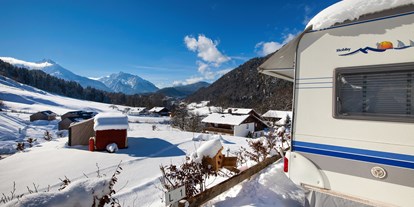 Campingplätze - Auto am Stellplatz - Oberbayern - Wintercamping auf Allweglehen - Camping-Resort Allweglehen