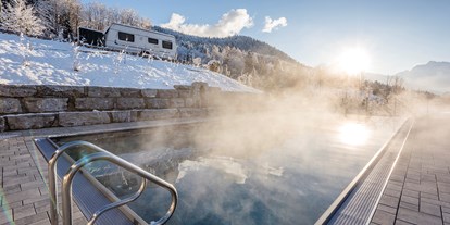 Campingplätze - Duschen mit Warmwasser: inklusive - Oberbayern - Thermalpool im Winter - Camping-Resort Allweglehen