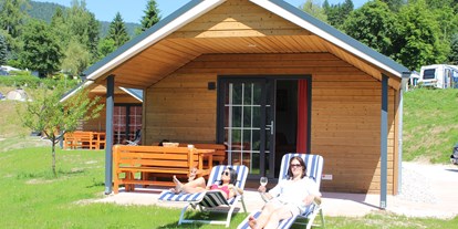 Campingplätze - Partnerbetrieb des Landesverbands - Bayern - Relaxen vor dem Alpen-Chalet - Camping-Resort Allweglehen