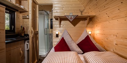 Campingplätze - Duschen mit Warmwasser: inklusive - Bayern - gemütlich gebettet im Alm-Kaser - Camping-Resort Allweglehen
