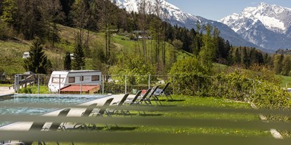 Campingplätze - Terrassenförmig - Oberbayern - Poolblick auf Camping - Camping-Resort Allweglehen