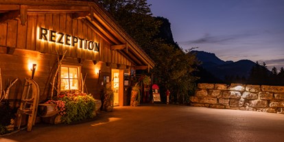 Campingplätze - Bänke und Tische für Zelt-Camper - Berchtesgaden - Ankunft Rezeption  - Camping-Resort Allweglehen