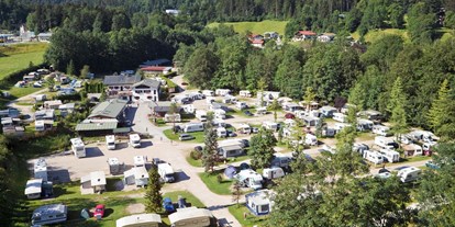 Campingplätze - Auto am Stellplatz - Deutschland - Camping-Grafenlehen