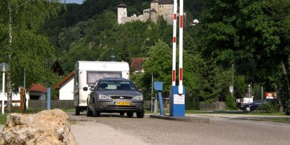 Campingplätze - Reisemobilstellplatz vor der Schranke - Oberbayern - AZUR Camping Altmühltal