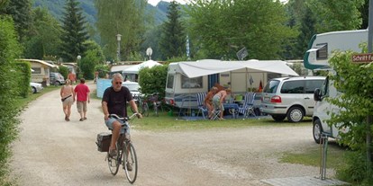 Campingplätze - Auto am Stellplatz - Deutschland - Camping Kratzmühle