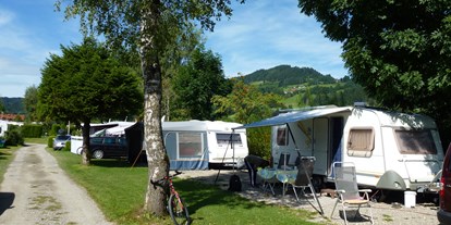 Campingplätze - Kinderanimation: nicht vorhanden - Allgäu / Bayerisch Schwaben - Unsere Wohnwagenstellplätze mit dem Stoffelberg im Hintergrund. - Camping Zeh am See/ Allgäu