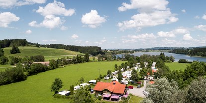 Campingplätze - Kochmöglichkeit - Allgäu / Bayerisch Schwaben - Luftaufnahme vom Camping Zeh am See mit unserer Sonnenterrasse vom Kiosk. - Camping Zeh am See/ Allgäu
