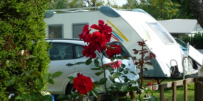 Campingplätze - Zentraler Stromanschluss - Allgäu / Bayerisch Schwaben - Auf unseren Wohnwagenstellplätzen findet auch stets Ihr Auto mit Platz. - Camping Zeh am See/ Allgäu