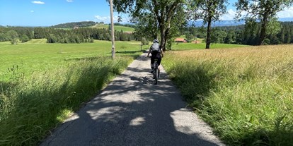 Campingplätze - Baden in natürlichen Gewässern - Deutschland - Es gibt viele schöne Radstrecken im ganzen Allgäu, Sie können direkt vom Campingplatz aus starten.   - Camping Zeh am See/ Allgäu