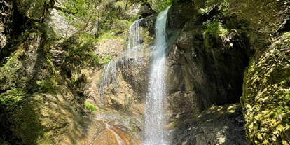Campingplätze - Liegt in den Bergen - Deutschland - Unser Dorf Niedersonthofen hat einen eigenen wunderschönen Wasserfall. Sie können direkt vom Campingplatz aus dorthin wandern.  - Camping Zeh am See/ Allgäu