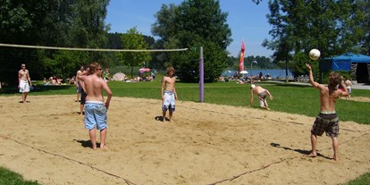 Campingplätze - Grillen mit Holzkohle möglich - Deutschland - Auch einen Beachvolleyballplatz finden Sie am Badeplatz.  - Camping Zeh am See/ Allgäu