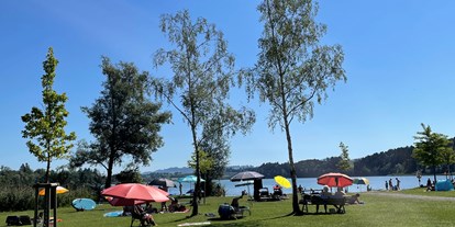 Campingplätze - Der Badeplatz lädt zum Verweilen ein und das Wasser sorgt für eine frische Abkühlung.  - Camping Zeh am See/ Allgäu