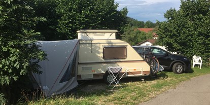 Campingplätze - Auto am Stellplatz - Camping Sonnenbuckl
