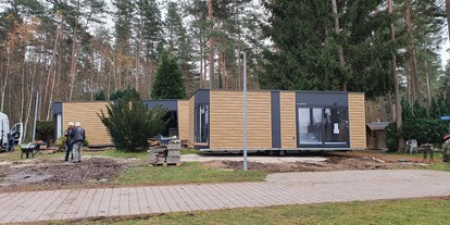 Campingplätze - Separater Gruppen- und Jugendstellplatz - Deutschland - Unsere neuen Mobilheime bieten großen Komfort.  - Camping Waldsee 