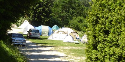 Campingplätze - Grillen mit Holzkohle möglich - Camping Jurahöhe
