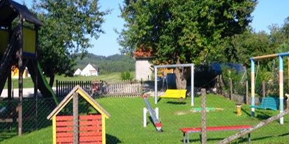 Campingplätze - Auto am Stellplatz - Franken - Camping Jurahöhe