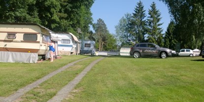 Campingplätze - Auto am Stellplatz - Deutschland - Camping Ludwigsheide