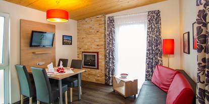 Campingplätze - Kochmöglichkeit - Beispielhafter Wohn- und Essbereich einer unserer Camping-Suiten. - Kur- & Feriencamping Holmernhof Dreiquellenbad