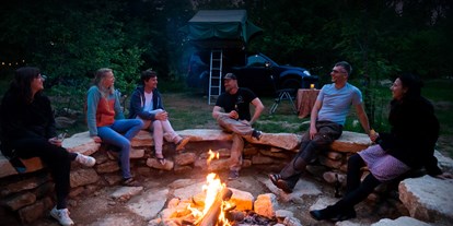 Campingplätze - Grillen mit Holzkohle möglich - Bayerischer Wald - Gemeinschaftsfeuerstelle - Anderswo Camp