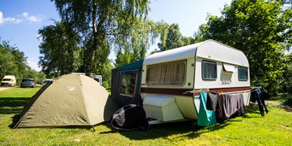 Campingplätze - Grillen mit Holzkohle möglich - Bayerischer Wald - Terassen für größere Fahrzeuge - Anderswo Camp