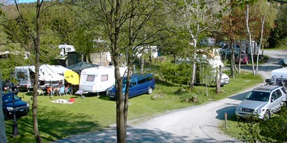 Campingplätze - Auto am Stellplatz - Deutschland - Hotel & Camping Schloss Issigau