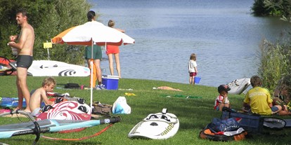 Campingplätze - Grillen mit Holzkohle möglich - Deutschland - Badespaß - See Camping Günztal