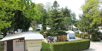 Campingplätze - Wohnwagenstellplatz vor der Schranke - Deutschland - Camping in Berg