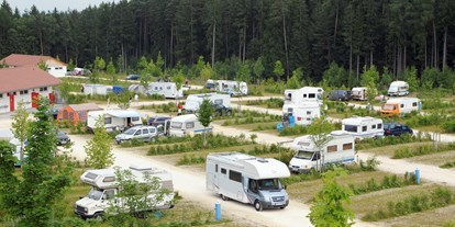 Campingplätze - Auto am Stellplatz - Deutschland - LEGOLAND® Feriendorf Campingplatz