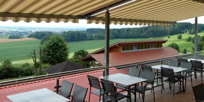 Campingplätze - Bänke und Tische für Zelt-Camper - Bayern - Panorama & Wellness-Campingplatz Großbüchlberg