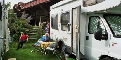 Campingplätze - Auto am Stellplatz - Deutschland - Camping Schmittn Hof