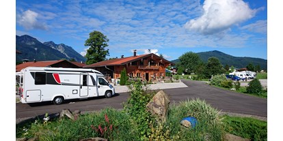 Campingplätze - Reisemobilstellplatz vor der Schranke - Inzell (Landkreis Traunstein) - Rezeption mit Einfahrtsbereich  - Camping Lindlbauer
