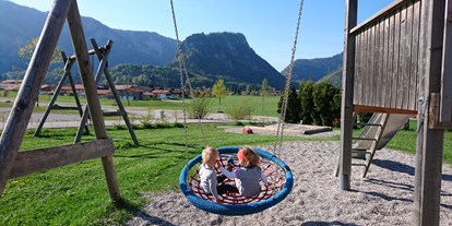 Campingplätze - Grillen mit Holzkohle möglich - Inzell (Landkreis Traunstein) - Kinderspielplatz  - Camping Lindlbauer