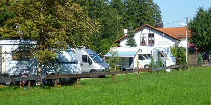 Campingplätze - Auto am Stellplatz - Deutschland - Campingplatz Seewang
