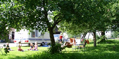 Campingplätze - Auto am Stellplatz - Deutschland - Frechn Hof