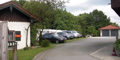 Campingplätze - Auto am Stellplatz - Deutschland - Camping Großseeham