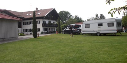 Campingplätze - Auto am Stellplatz - Weyarn - Camping Großseeham
