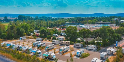 Campingplätze - Liegt am See - Franken - Komfortplatz von oben - Reisemobilstellplatz an der FrankenTherme Bad Königshofen
