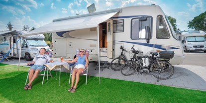 Campingplätze - Duschen mit Warmwasser: kostenpflichtig - Franken - Komfortplatz mit eigener Grünfläche - Reisemobilstellplatz an der FrankenTherme Bad Königshofen