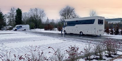 Campingplätze - Duschen mit Warmwasser: kostenpflichtig - Deutschland - Komfortplatz im Winter - Reisemobilstellplatz an der FrankenTherme Bad Königshofen