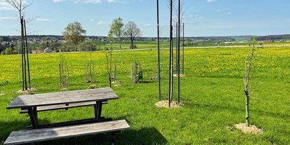 Campingplätze - Bänke und Tische für Zelt-Camper - Bayern - Am Brotzeiteck kann man den Nachmittagskaffee einfach genießen.  - Naturcamping
